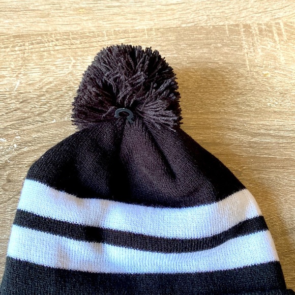 New Era MLB Beanie - Picture 2 of 7